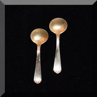 S07. Pair of sterling silver salt cellar spoons.
